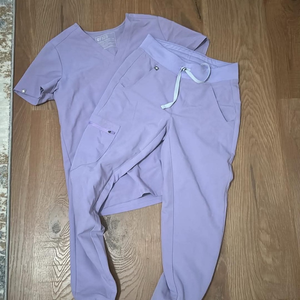 FIGS Lavender Scrub Set XS top and XXS pants